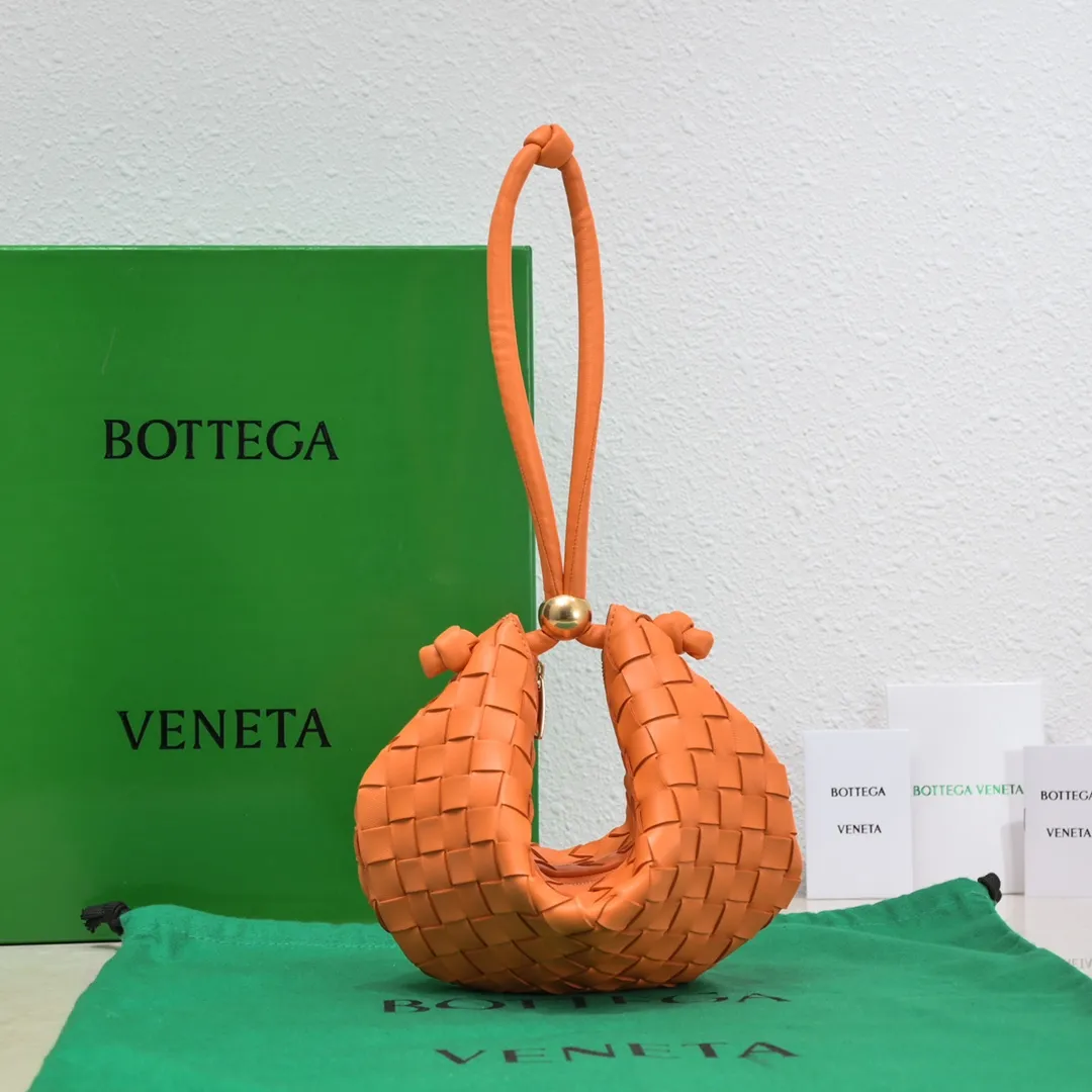 Batch 1220 BV has released new products. The small size TURN #recommended new hot style is still the classic woven logo that we can recognize at a glance. It is really a unique style that is familiar and unfamiliar! Made of sheepskin braiding, with beautiful gold beads on the shoulder straps for free adjustment. You can switch between the shoulder bag and the handbag at will. It has a concave and convex shape anytime and anywhere. It is a practical king with a unique personality. It also has the right color combination that can be sweet or salty. It is full of style. It is a beautiful summer catwalk style. Pull it out quickly. Small size: 29*3*19. Model: 6699-2#